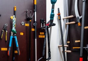 Seinal kruvide otsas ripuvad erinevad tööriistad, nt tangid, oksakäärid, kõblas, akutrimmer jne
