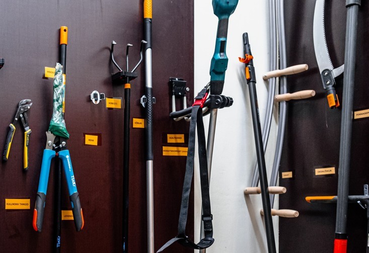 Seinal kruvide otsas ripuvad erinevad tööriistad, nt tangid, oksakäärid, kõblas, akutrimmer jne